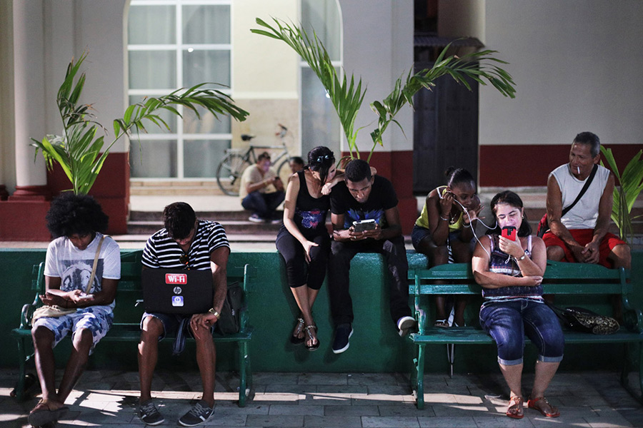 На фото: местные жители пользуются интернетом в&nbsp;городе Баракоа
