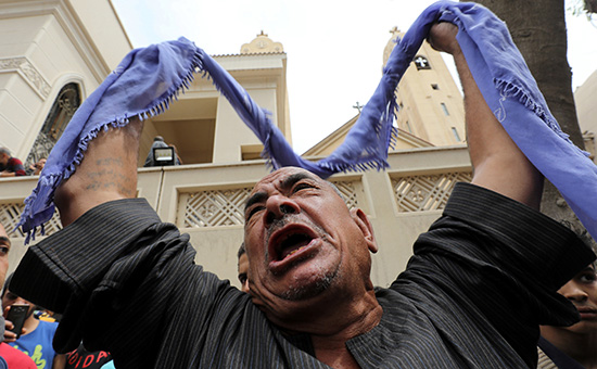 Родственник одного из пострадавших в серии терактов в Египе


