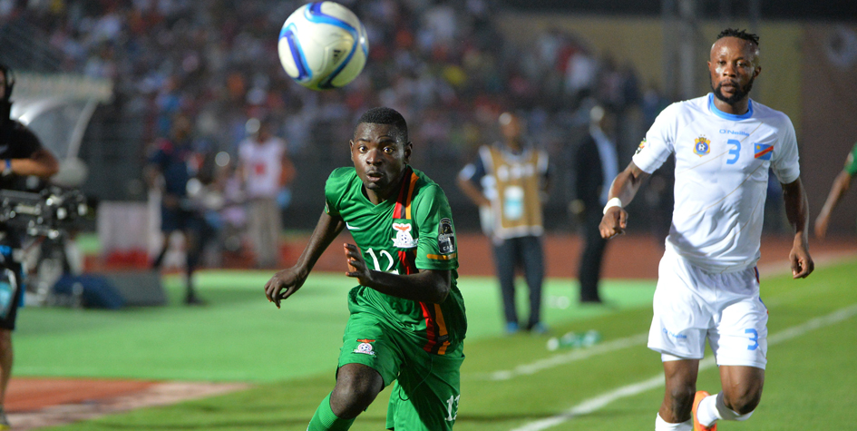 Нападающий сборной Замбии Эванс Кангва (слева) в матче Кубка Африки-2015 против команды ДР Конго.