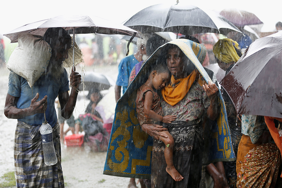 Правительство Мьянмы проводит в штате Ракхайн антитеррористическую операцию. Многие жители провинции спасаются от властей бегством в соседний Бангладеш, где местные силовики пытаются блокировать&nbsp;их на границе. Ситуацию усугубляют тяжелые погодные условия (ливни и жара).
