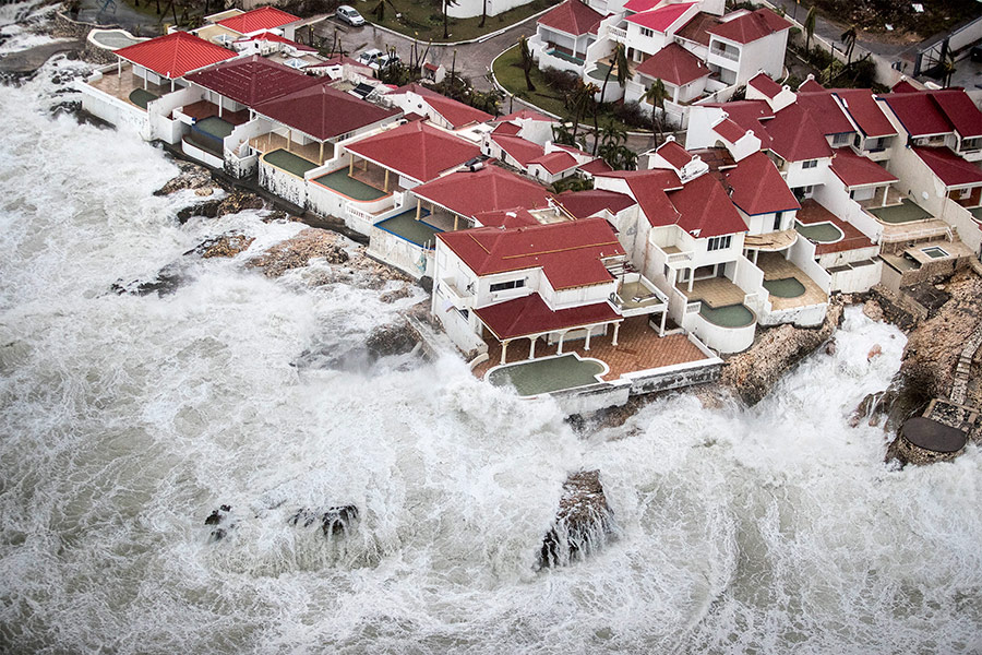По словам министра внутренних дел Франции Жерара Коломба, ураган разрушил 95% инфраструктуры на острове Сен-Мартен.
