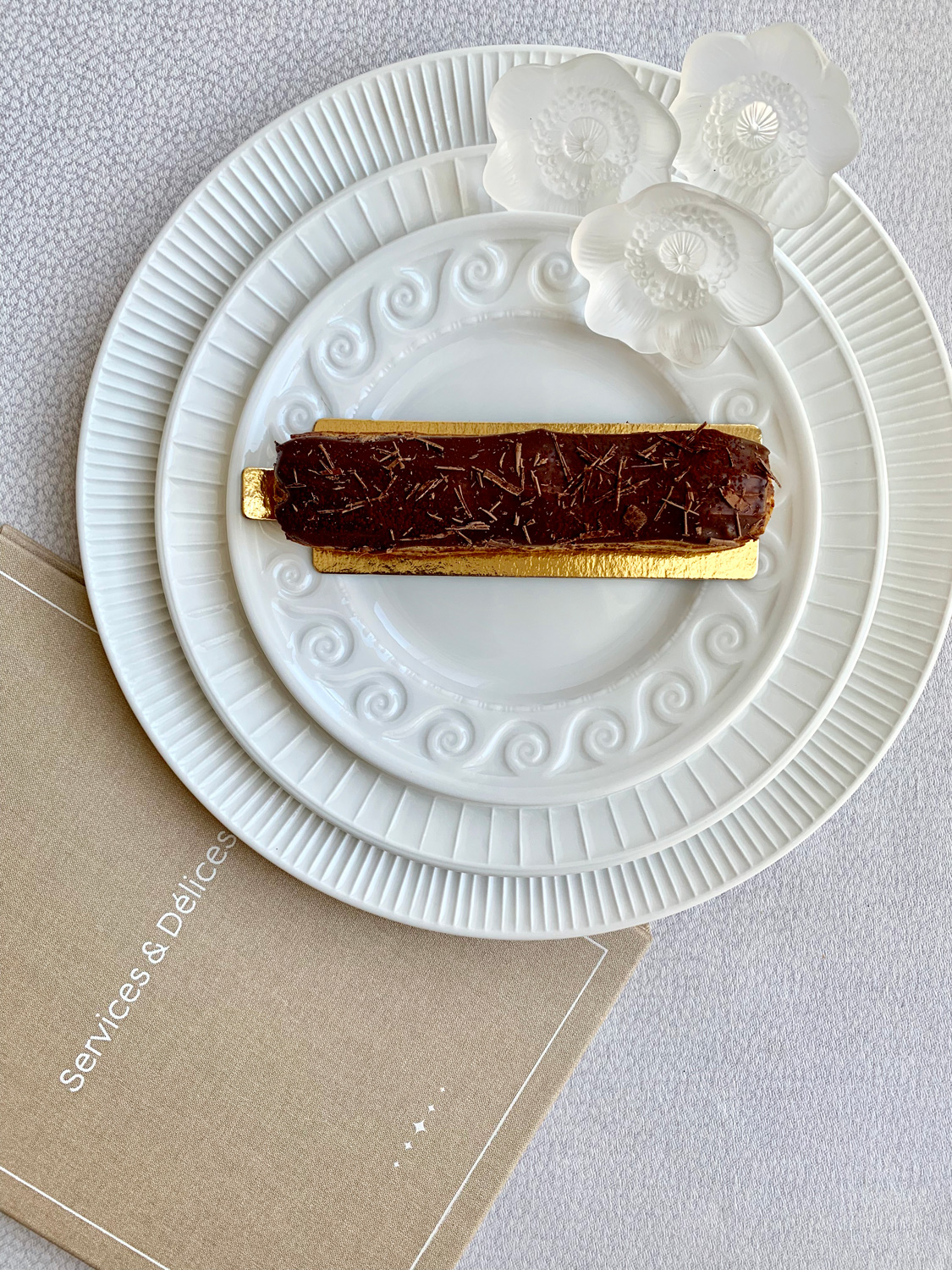 Шоколадный эклер. Сет из тарелок Louvre, Bernardaud. Декоративные фигурки Anemone, Lalique