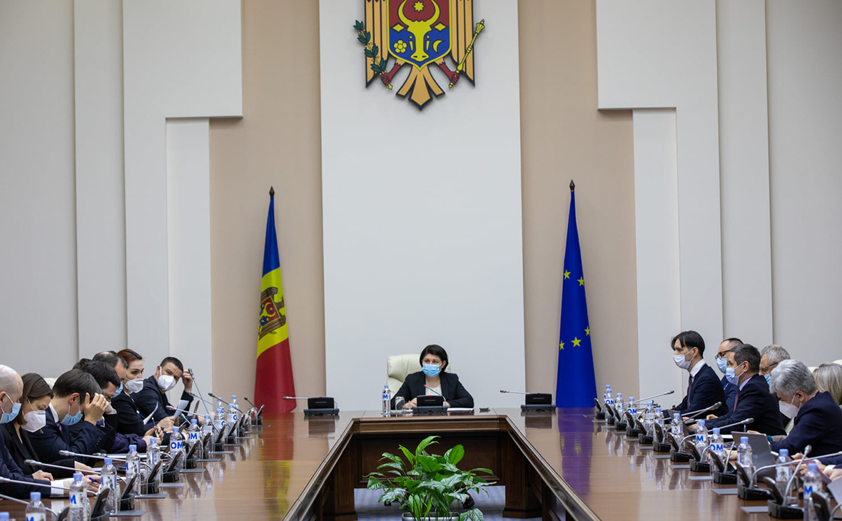 Премьер-министр Республики Молдова Наталья Гаврилита (в центре)&nbsp;на совещании с членами&nbsp;комиссии