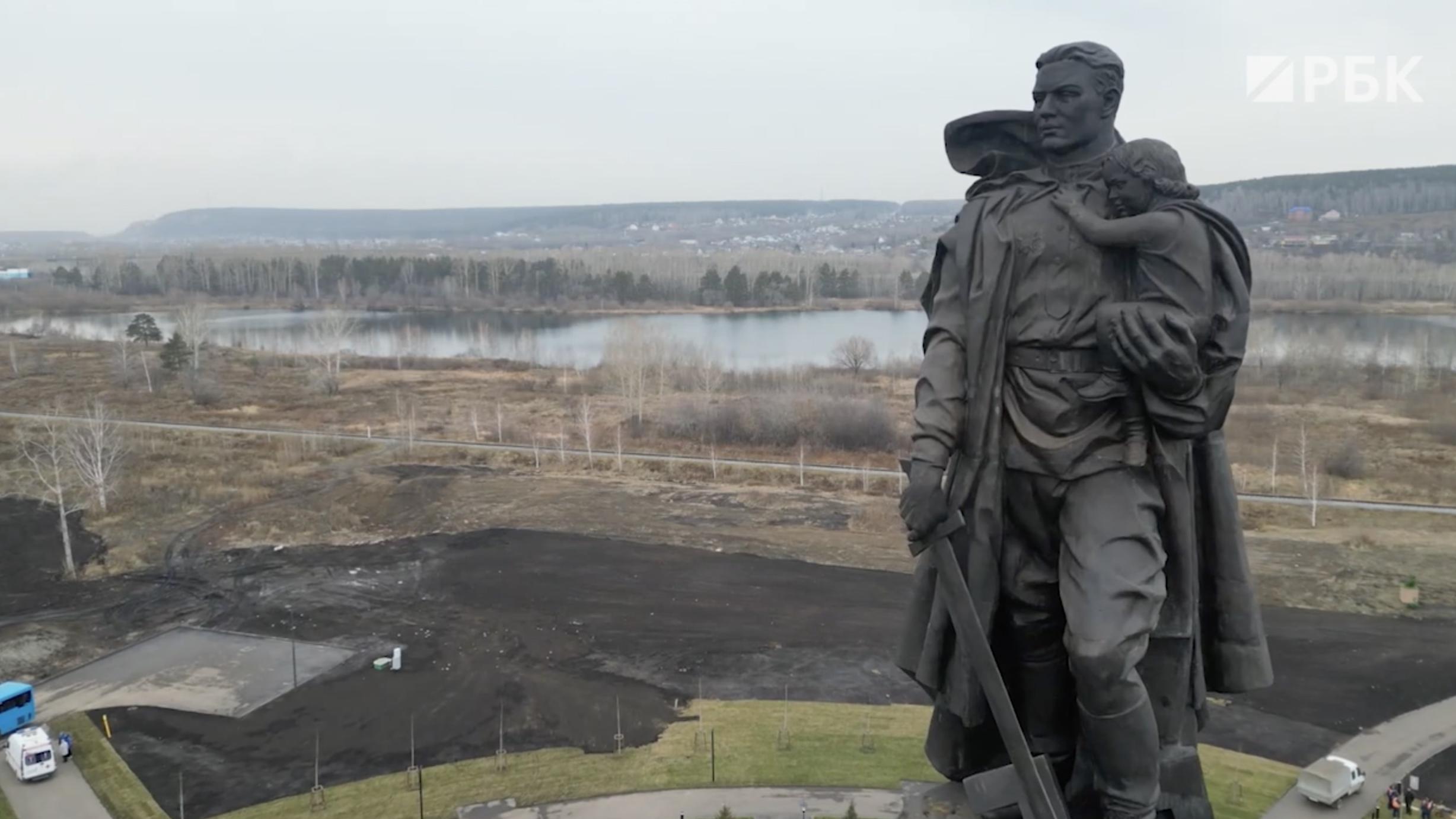 В Кемерове установили копию памятника воину-освободителю из Трептов-парка