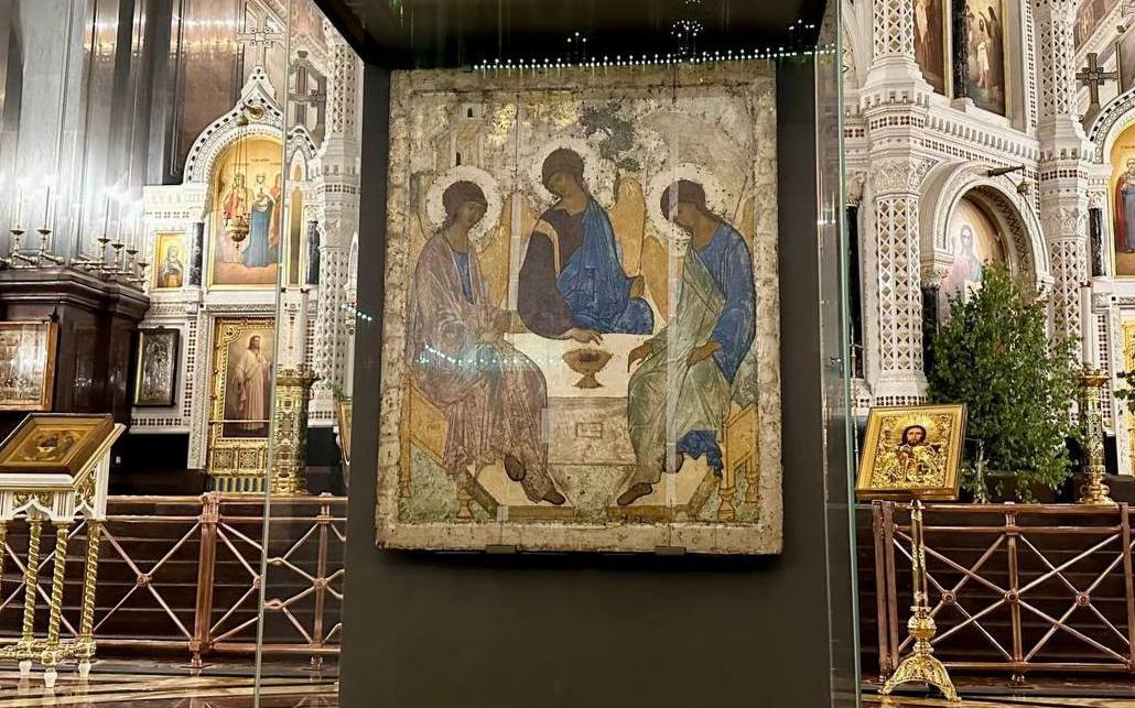 Икону «Троица» установили в храме Христа Спасителя