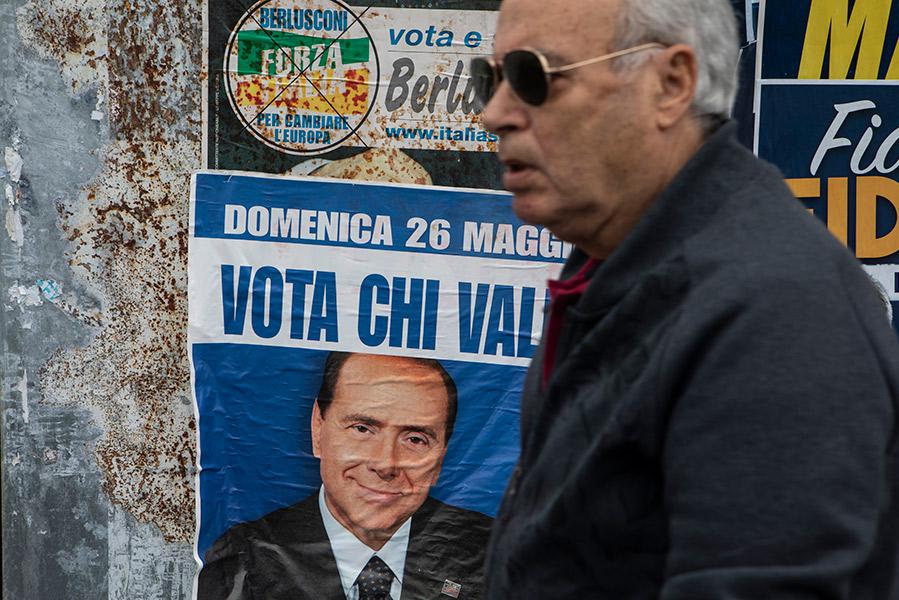Предвыборный&nbsp;плакат&nbsp;с изображением лидера партии Forza Italia Сильвио Берлускони,&nbsp;Милан, Италия,&nbsp;2019 год