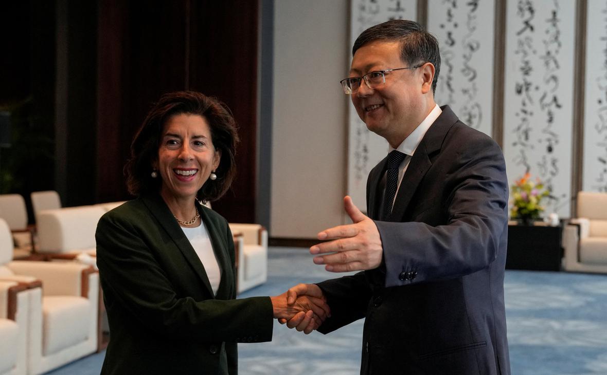 Министр торговли США Джина Раймондо и секретарь парткома Шанхая Чэнь Цзинин