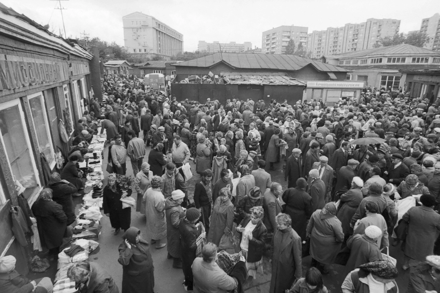 <p>Тишинский рынок в выходные дни. Начало 1990-х годов</p>