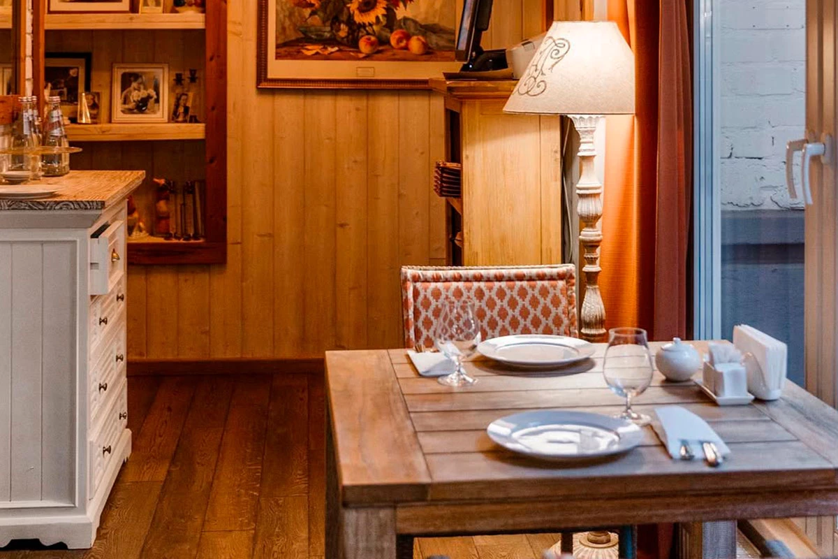 Здесь тоже очень уютная, стилизованная атмосфера: очень много всяких советских атрибутов, каких-то чайничков и других вещей