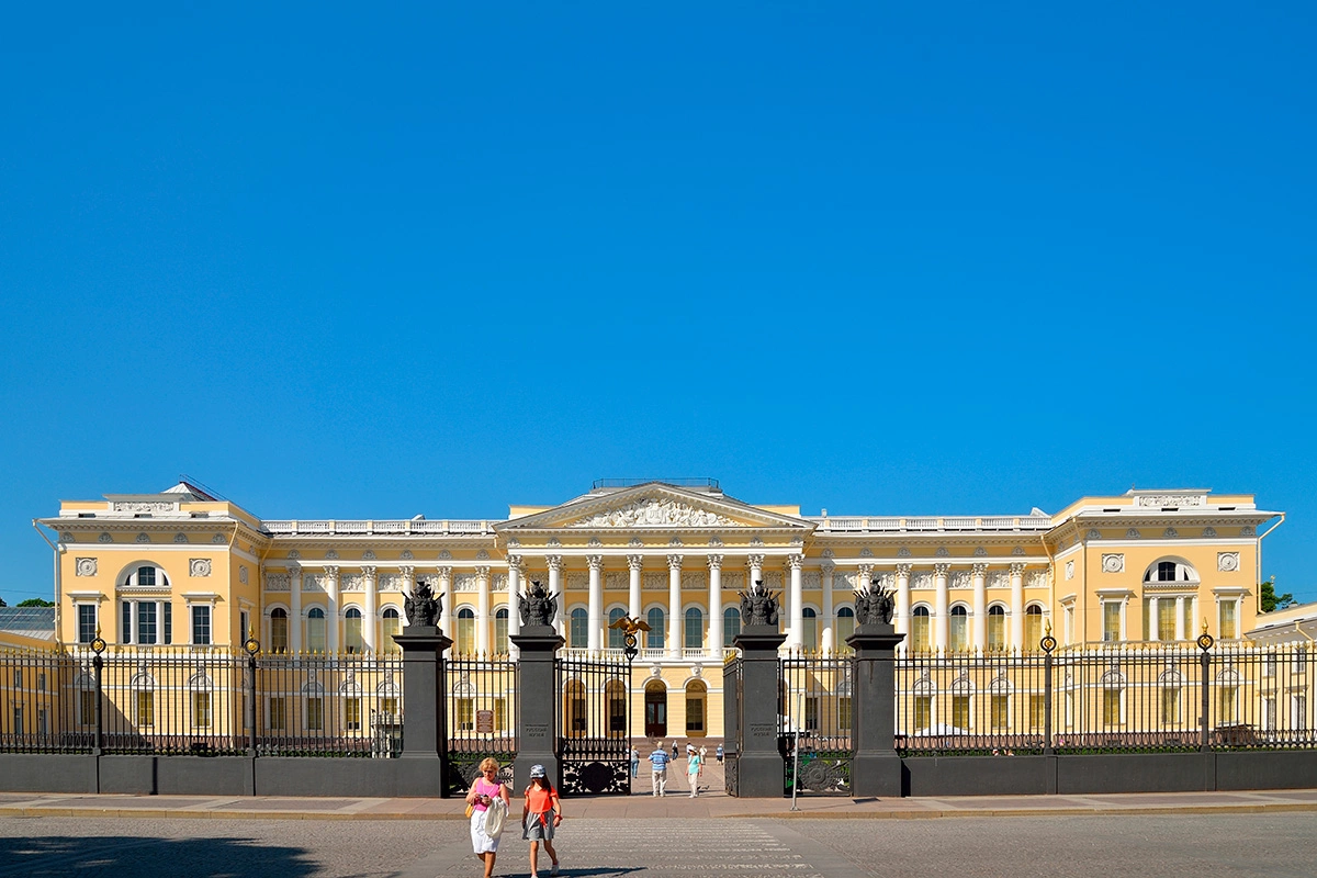 В центре Санкт-Петербурга, на площади Искусств, расположен бывший великокняжеский дворец, памятник архитектуры высокого классицизма — Михайловский дворец, в котором расположен Русский музей