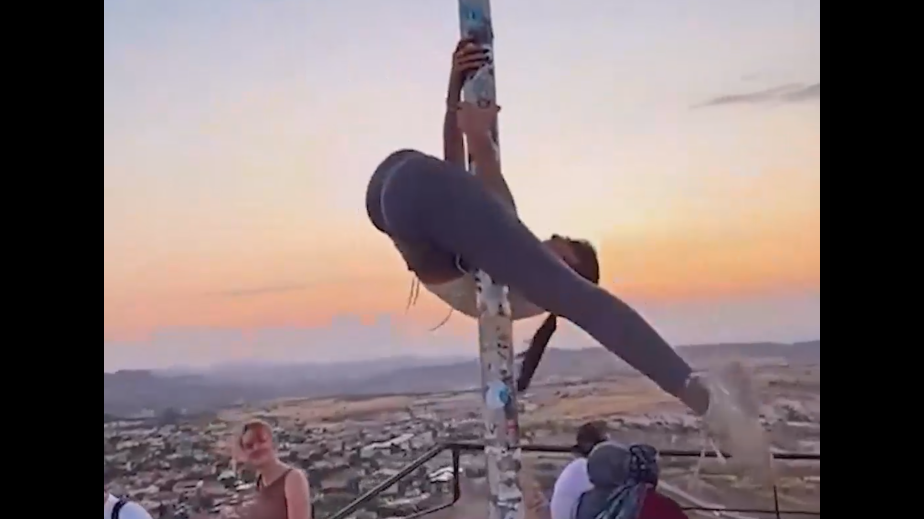 Против туристки в Турции начали расследование после танца на флагштоке