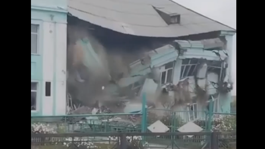 Появились кадры обрушения школы в Татарске