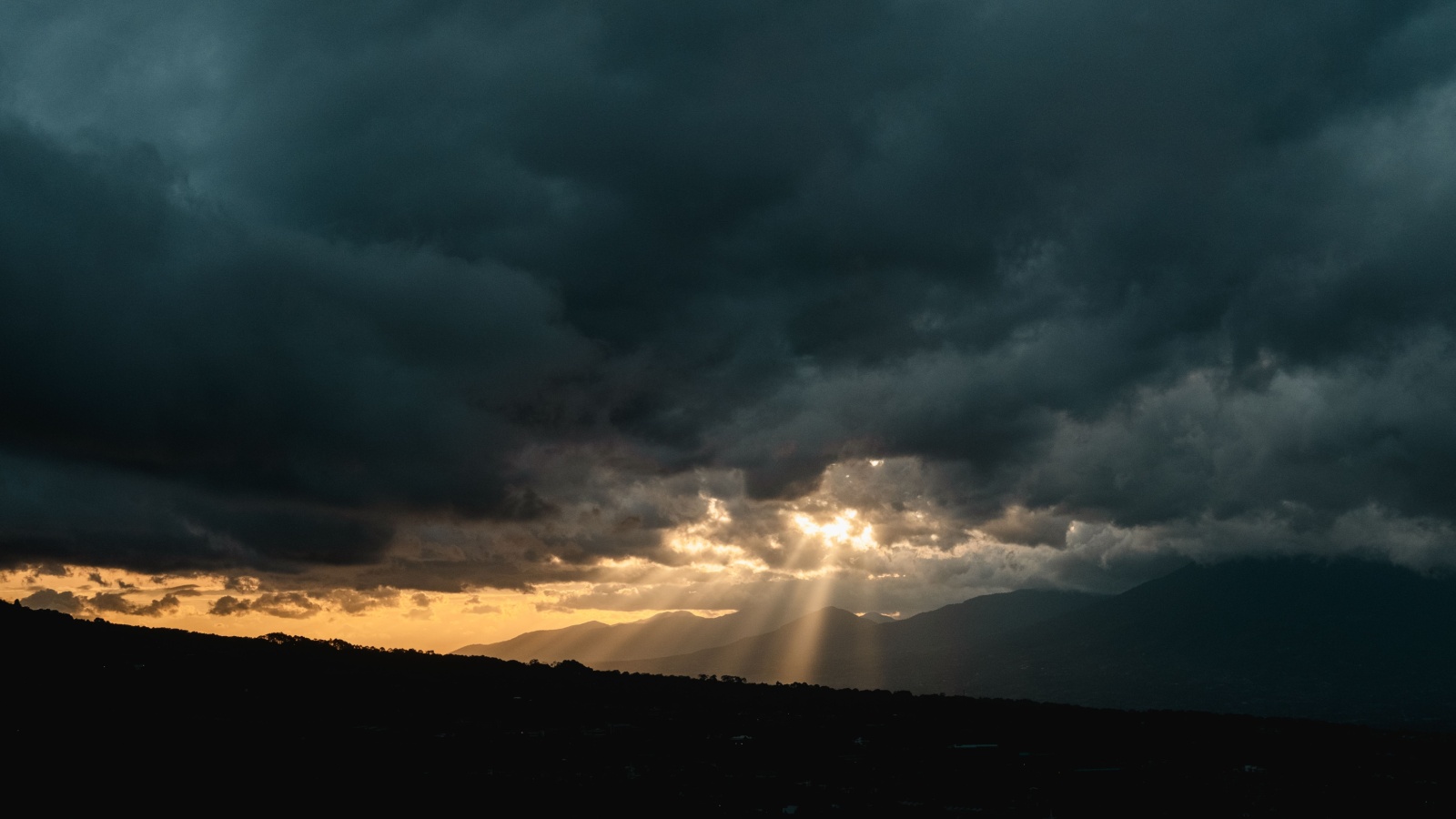 Гроза формируется при определенных условиях, связанных с восходящими потоками теплого и влажного воздуха, а также с нестабильностью атмосферы