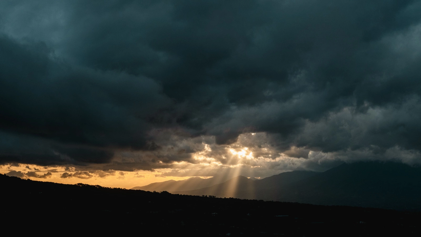 Гроза формируется при определенных условиях, связанных с восходящими потоками теплого и влажного воздуха, а также с нестабильностью атмосферы