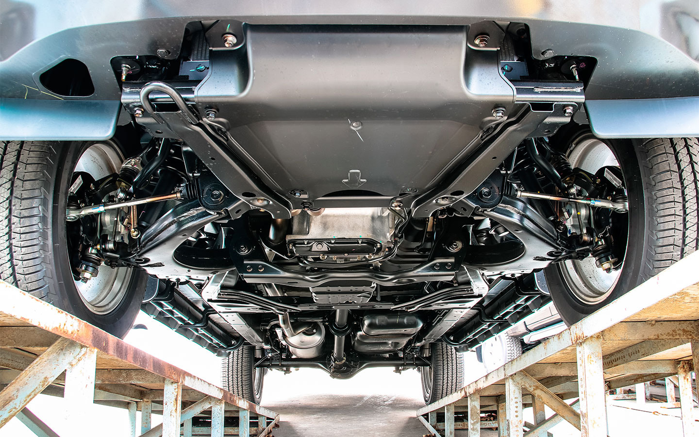 Для облегчения доступа к узлу сцепления лучше всего воспользоваться ямой или эстакадой