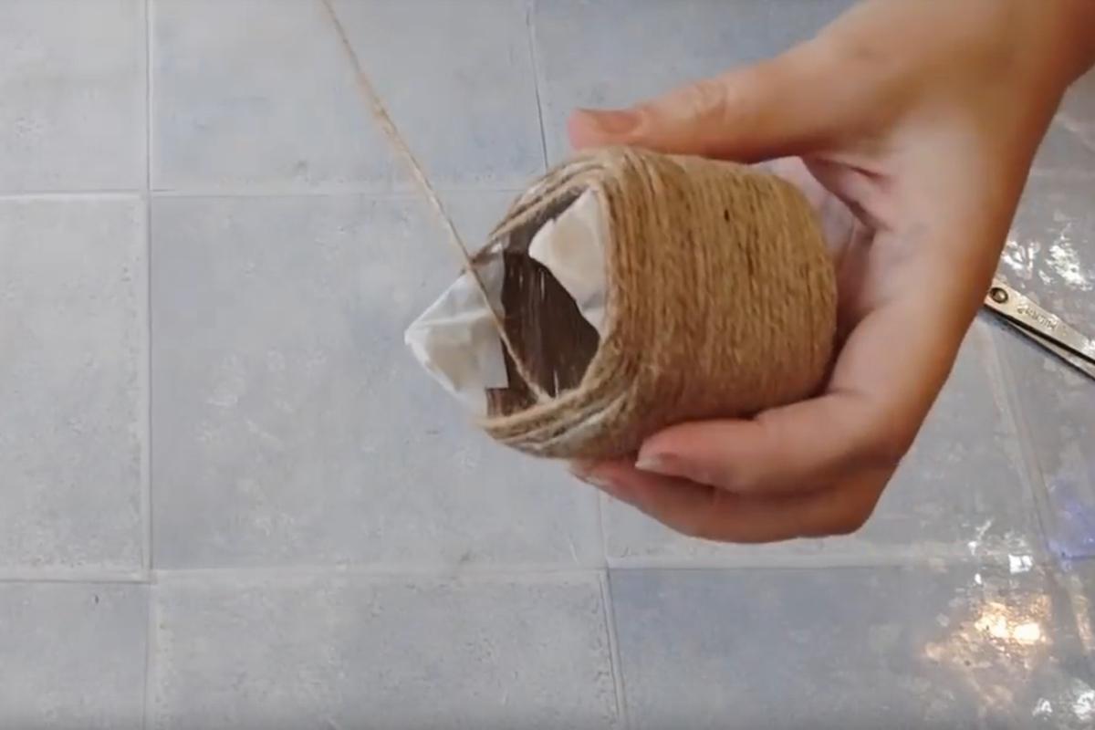 Как сделать новогодний домик из пластиковой бутылки