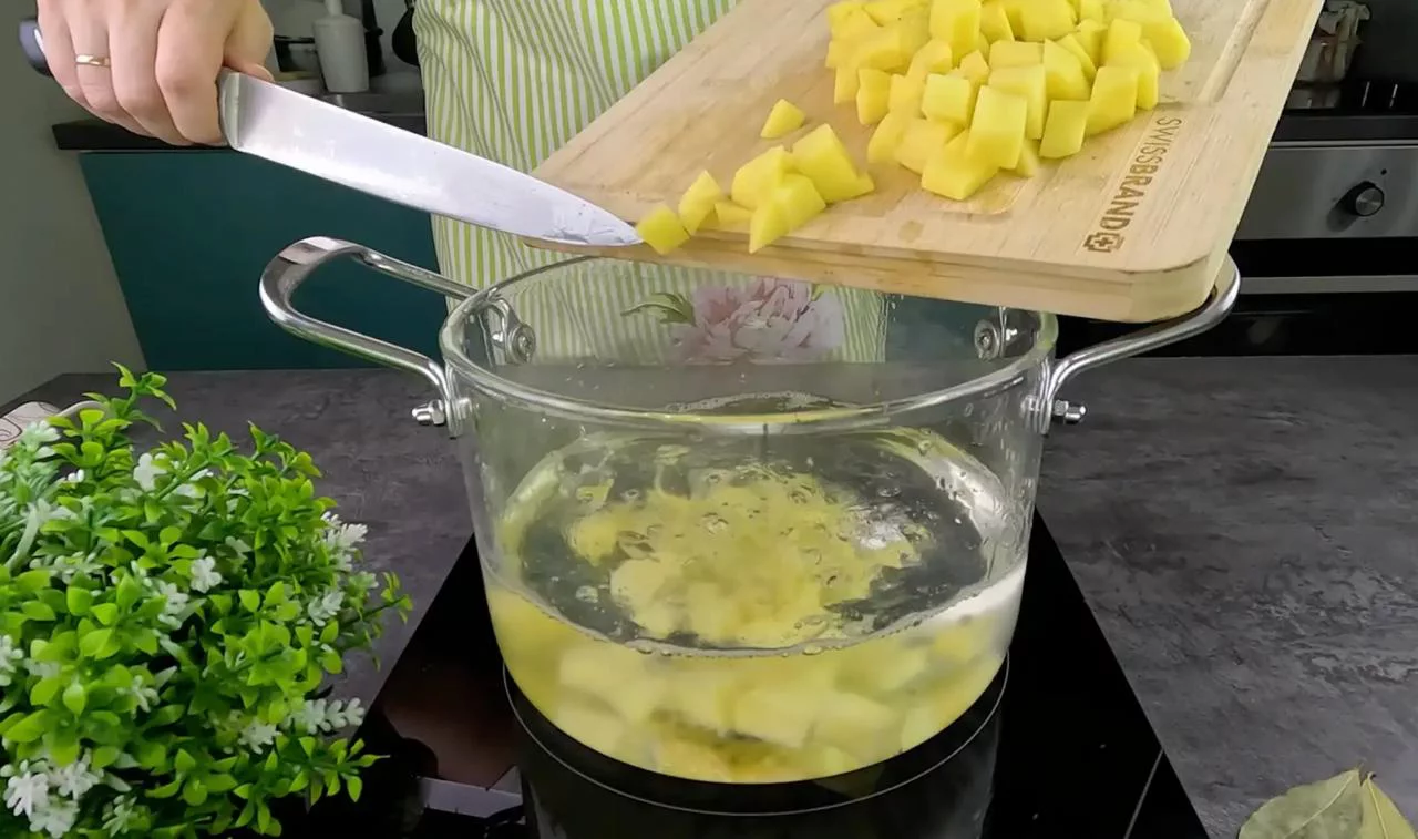 Добавьте картофель в воду