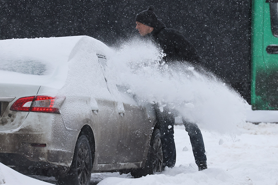 Из-за непогоды пробки на дорогах достигли&nbsp;9 баллов из 10 возможных.&nbsp;Дептранс рекомендовал пересесть на общественный транспорт.