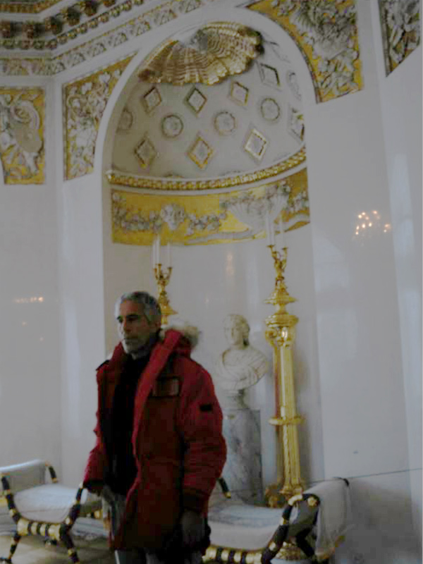 Эпштейн в Зале войны Павловского дворца в Санкт-Петербурге.