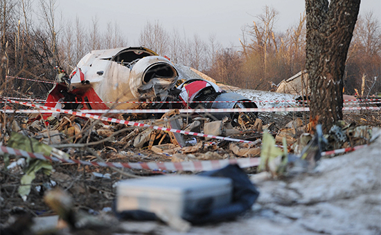Обломки самолета Ту-154, упавшего в районе Смоленска. Апрель 2010 года


