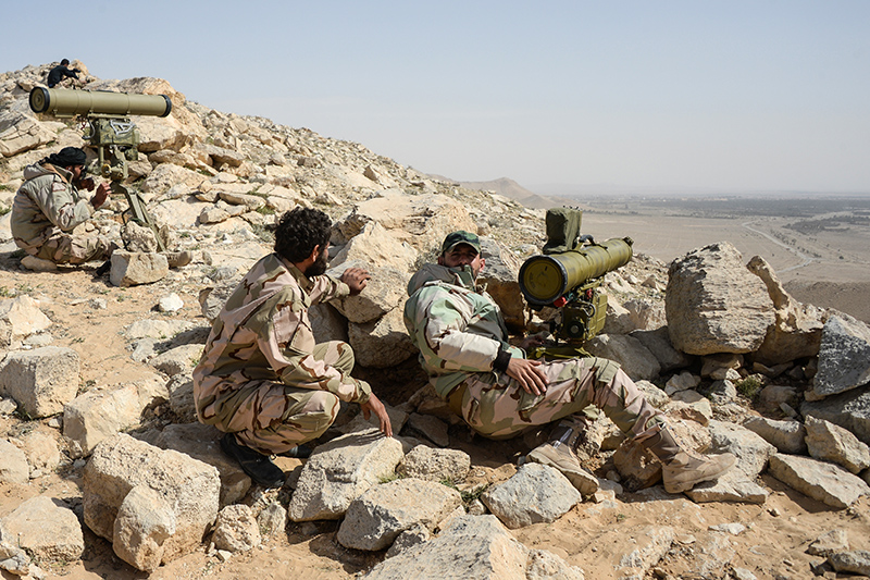 Бойцы подразделения сирийской армии &laquo;Соколы пустыни&raquo; на одной из высот&nbsp;в районе сирийского города Пальмиры