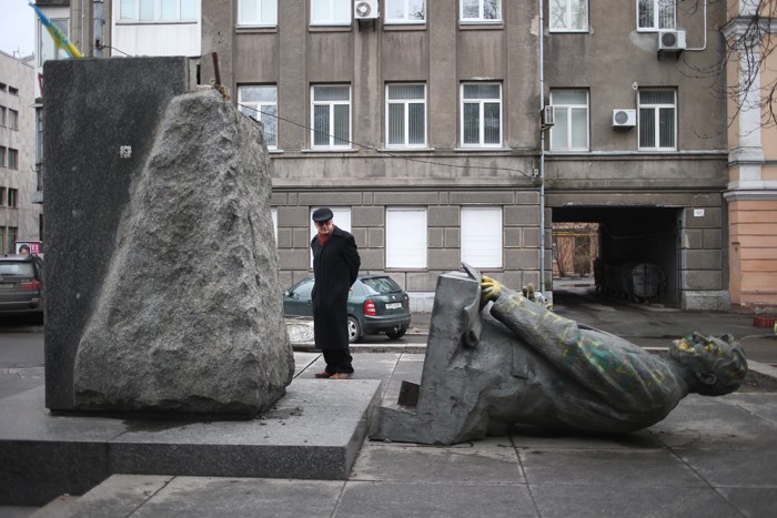 Памятники-жертвы украинской революции: Ленин, Кутузов и воин-освободитель