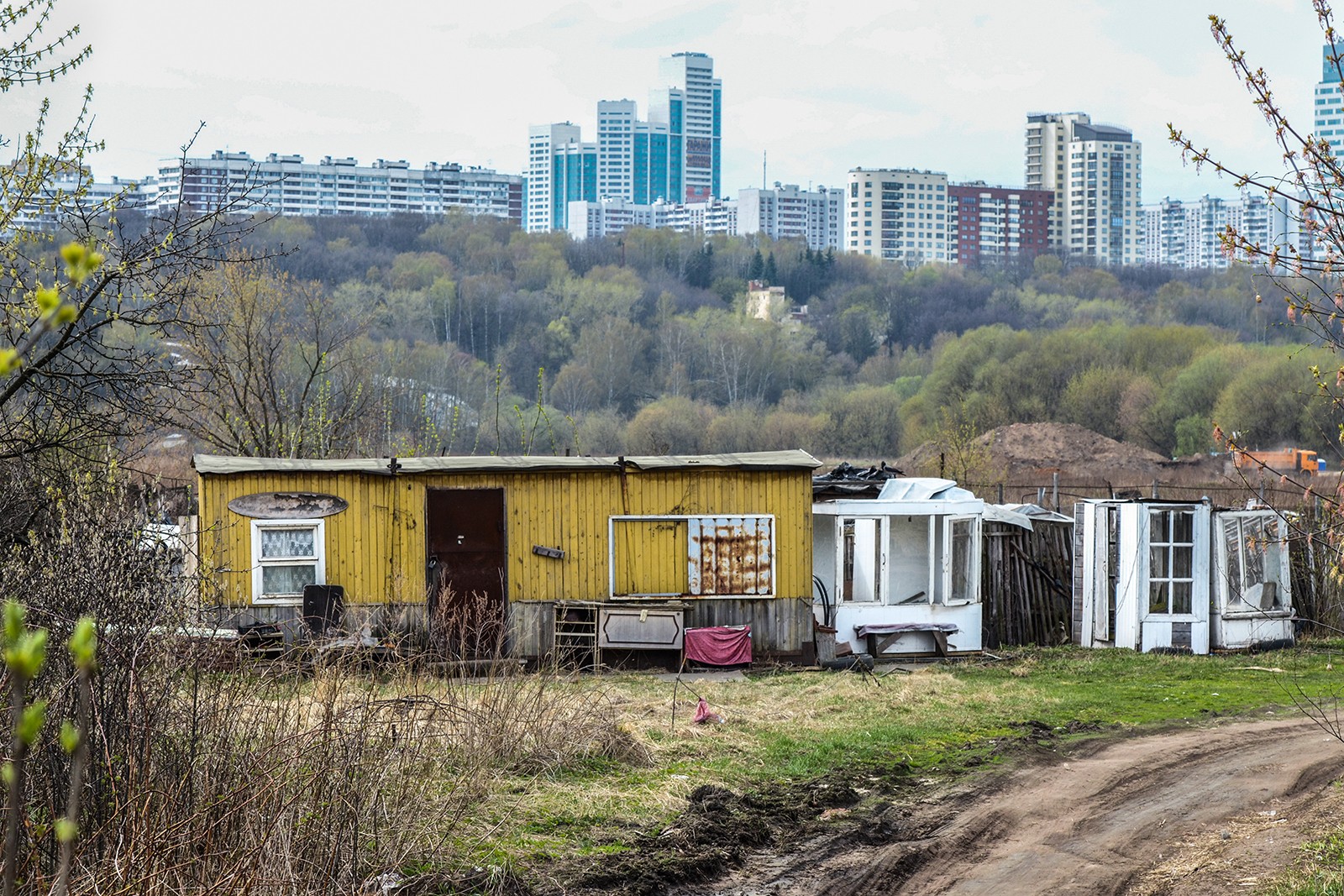 Мневниковская поймаПлощадь: 2,8 тыс. гаСтоимость: 38,3 млрд руб.Судьба: застраивать не планируютИскусственный остров, образовавшийся после спрямления русла реки Москвы у основания Мневниковской излучины, входит в состав Природно-исторического парка "Москворецкий". Значительная часть поймы занята постройками и коммуникациями, историческая застройка сохранилась в виде деревни Терехово с садами и огородами. Остальные земли до недавнего времени занимали пашни, но они заросли и стали местом для несанкционированных свалок.В 2007г. эту территорию планировала застроить Lotte Group, организовав там всесезонный гольф-клуб и гостиницу на 150 номеров. Спустя год компания заморозила этот проект из-за кризиса. В прошлом году столичные власти сообщили, что тотально застраивать пойму не будут, а сделают из нее цивилизованную зону отдыха, очистив от заброшенных и развалившихся объектов. Через пустырь, по планам городского правительства, может пройти метро и строящаяся Северо-Западная хорда.