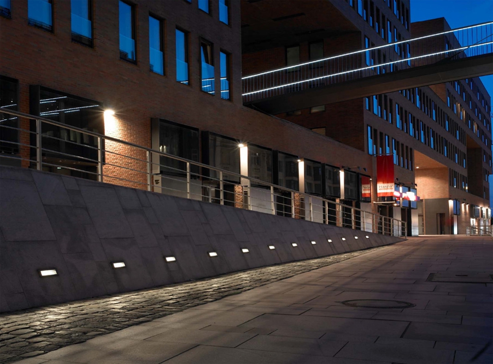 Использование приемов архитектурного освещения для направления движения пешеходов