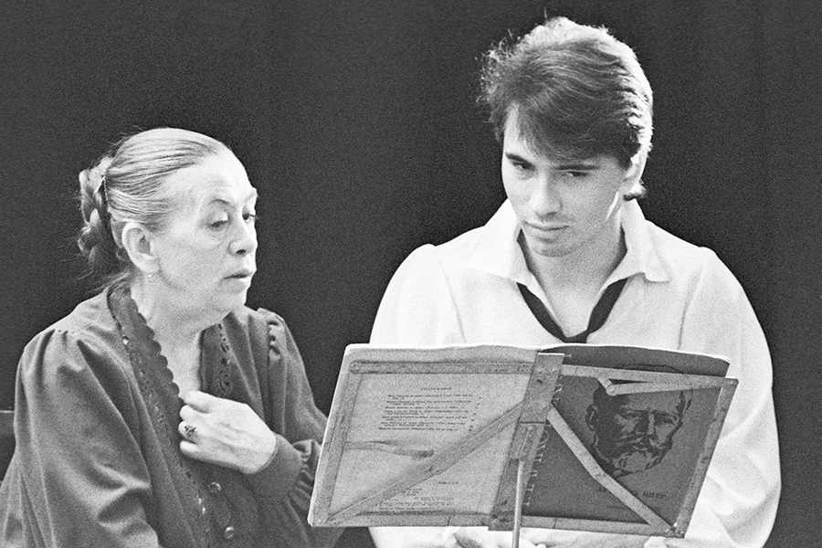 В 1988 году Хворостовский дебютировал на европейской сцене &mdash; в постановке &laquo;Пиковая дама&raquo; оперного театра Ниццы. В 1989 году он победил на Международном конкурсе оперных певцов в Кардиффе и начал выступать в лучших оперных театрах мира.