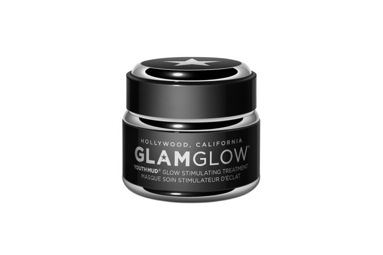 Отшелушивающая маска для лица Youthmud Glow Stimulating Treatment, Glamglow включает формулу, отмеченную 21 наградой и содержащую комплекс разных видов глины, вулканическую пемзу, листья зеленого чая, обработанные по запатентованной технологии Glamglow Teaoxi