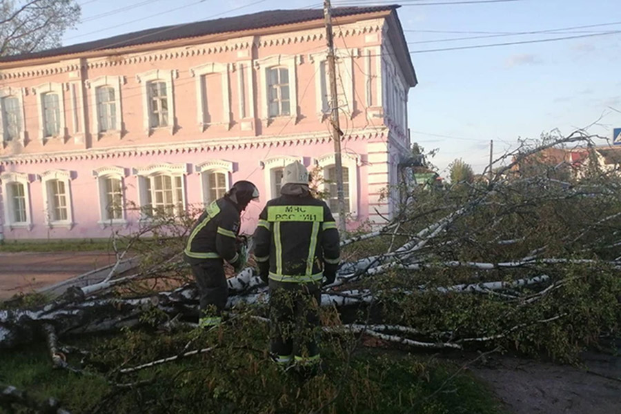 На фото:  спасатели устраняют последствия стихии, город Новозыбков, Брянская область