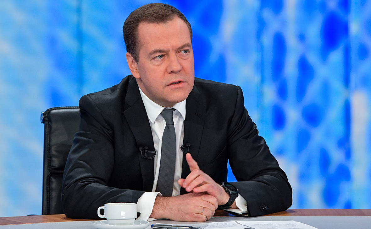 Медведев счел двойным беззаконием санкции против родственников чиновников"/>













