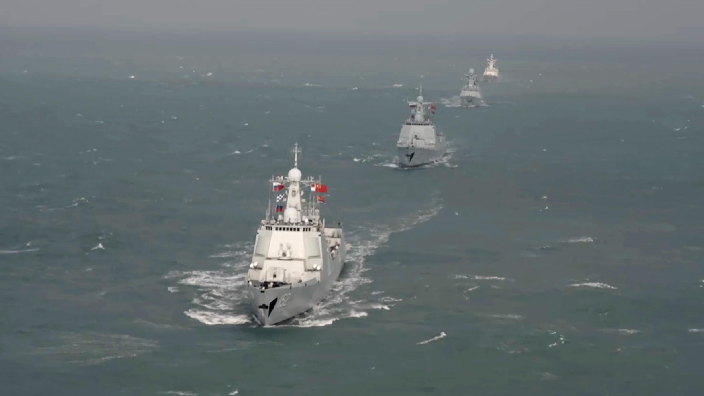 Корабли России и Китая встретились в море для учений. Видео