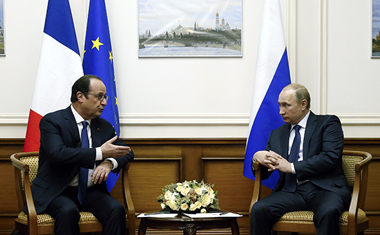 Президент Франции Франсуа Олланд и президент России Владимир Путин (справа) во время встречи в аэропорту "Внуково"