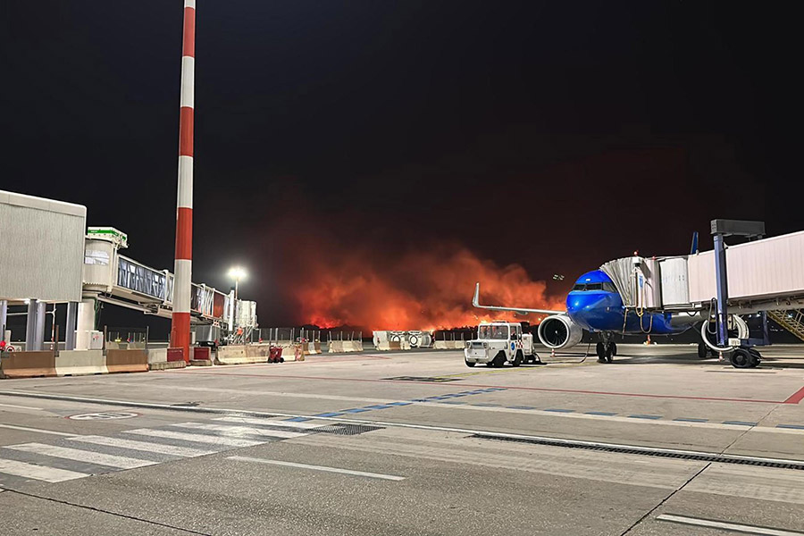 Пожары также охватили Сицилию. В ночь на 25 июля пожары подошли вплотную к аэропорту Палермо, власти приостановили его работу&nbsp;&mdash; сообщение было закрыто до 11 утра, отменили около 20 рейсов. На фото:&nbsp;пламя возле аэропорта Фальконе-Борселлино в столице&nbsp;Сицилии.

Возгорания были и в других районах острова, они возникают на фоне сильной жары&nbsp;&mdash; по данным информационного агентства ANSA, температура в городе Катания, расположенном на восточном побережье, 24 июля составила 47,6 градуса. На Сицилию прибывают пожарные команды из других регионов Италии, ситуацию осложняют погодные условия: жаркий ветер часто&nbsp;не позволяет подняться в воздух пожарной авиации. Губернатор Сицилии Ренато Скифани назвал ситуацию беспрецедентной