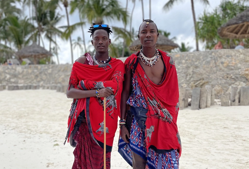 <p>Мужчины-масаи иногда заходят на пляжи, где отдыхают туристы. Фото: Николай Белолипецкий</p>