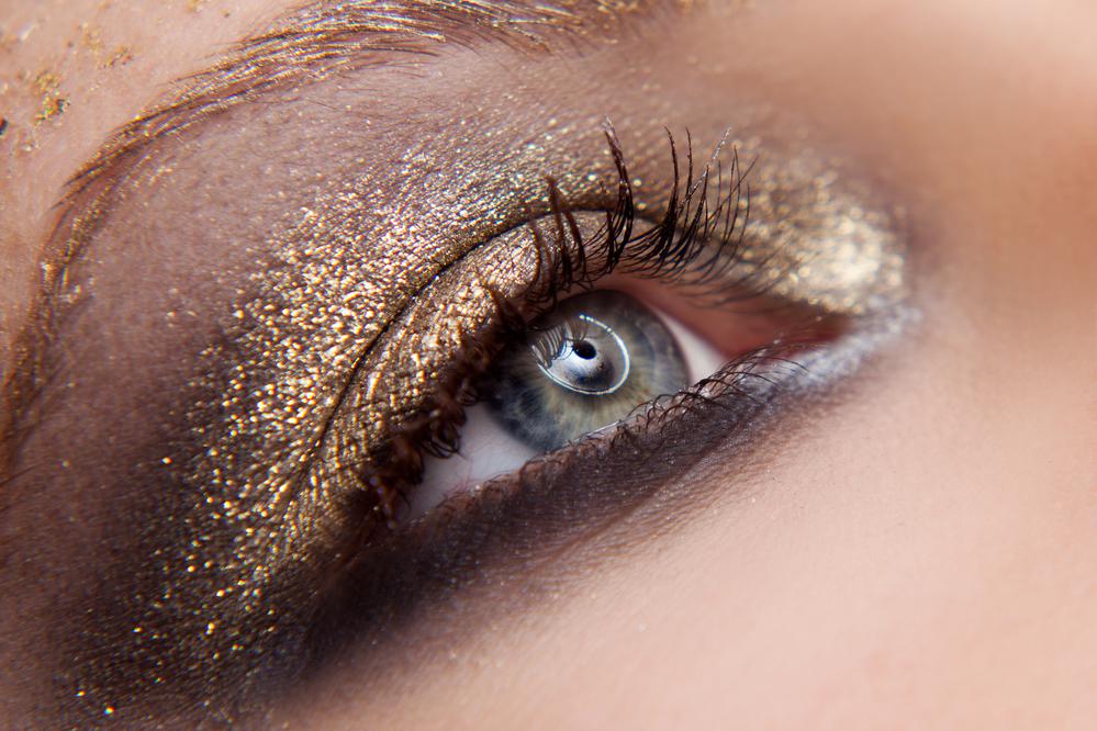Золотые тени для серых глаз в новогоднем макияже 2024