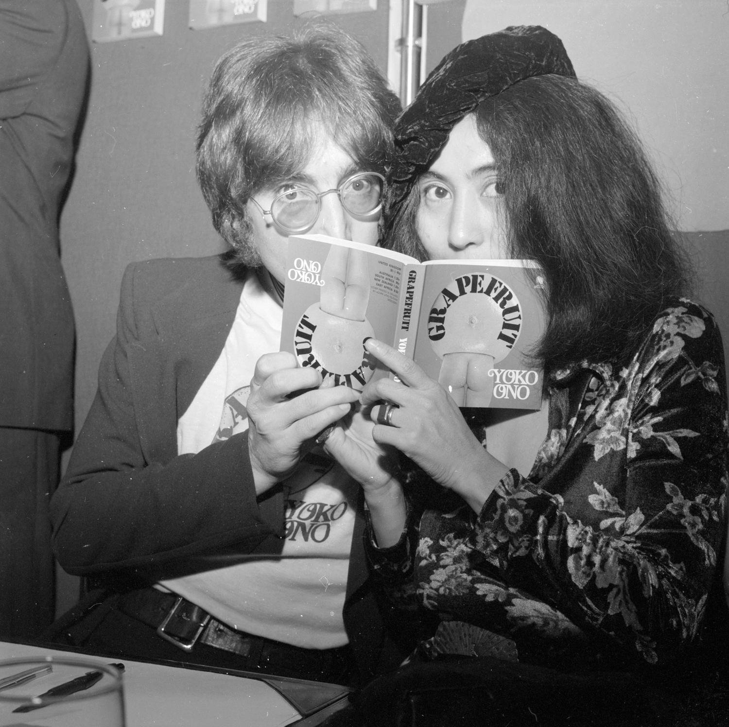 Джон Леннон и Йоко Оно на презентации книги&nbsp;Grapefruit в универмаге Selfridges, Лондон,&nbsp;15 июля 1971