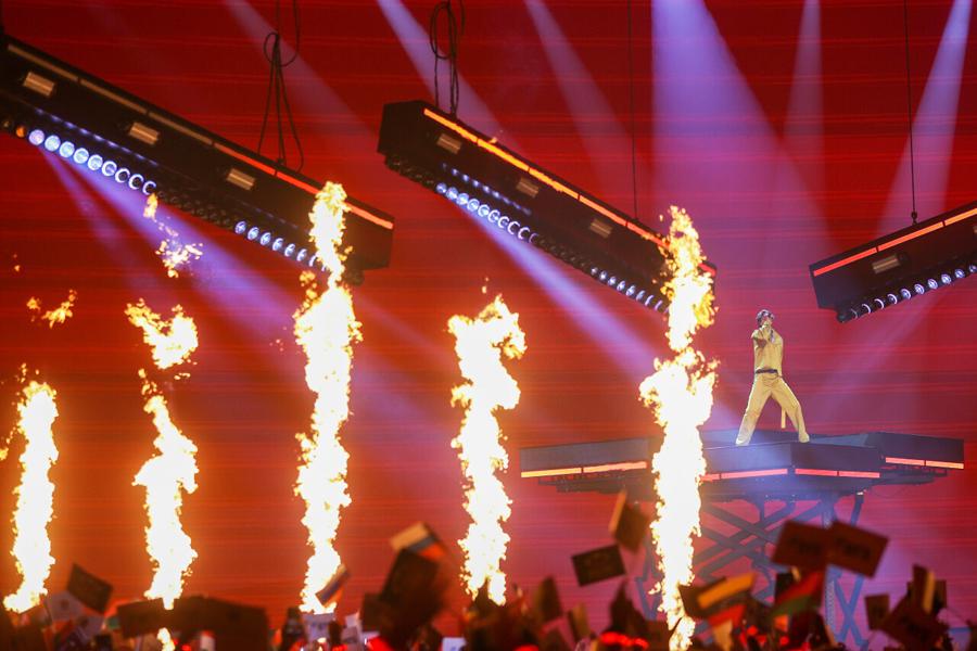 Певец Фаррух Хасанов, представляющий Таджикистан, во время международного музыкального конкурса «Интервидение» 2025 в концертном зале «Live Арена»