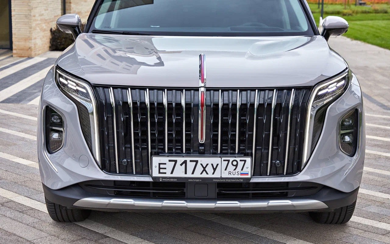 Без красного логотипа-знамени образ Hongqi HS7 был бы неполным.&nbsp;Росчерки пера британца Джайлса Тейлора, работавшего прежде над моделями Rolls-Royce, заметны повсеместно