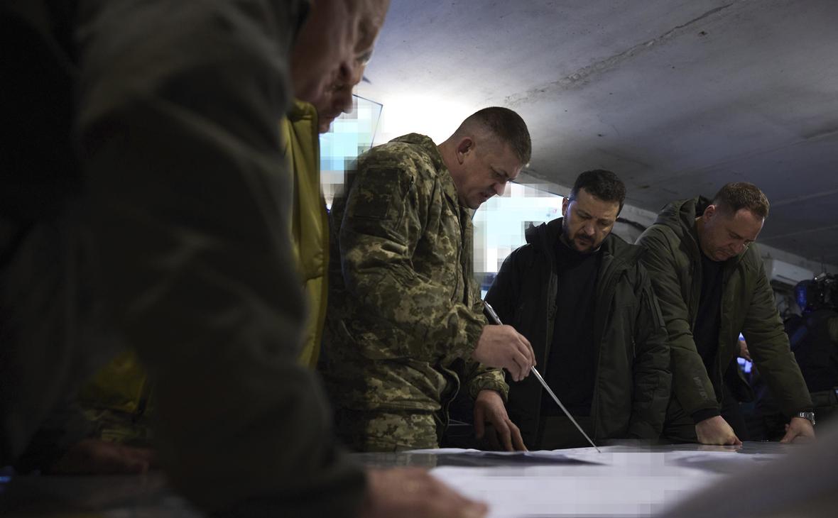 Владимир Зеленский (в центре) и бригадный генерал Александр Луценко (слева)