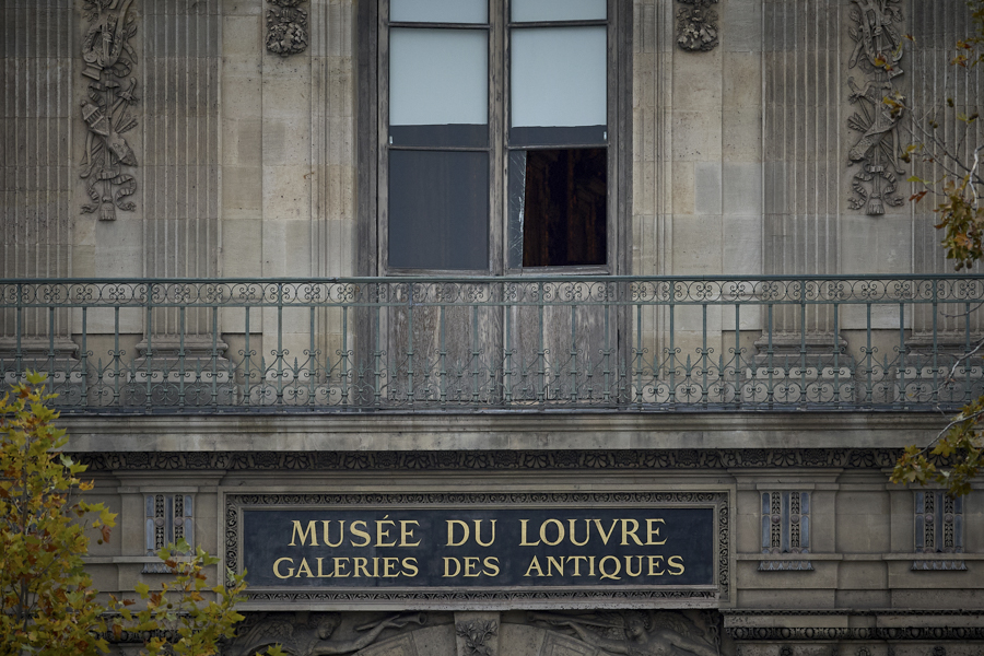 Самое обсуждаемое ограбление года&nbsp;&mdash; похищение драгоценностей Наполеона и императрицы Жозефины из Лувра 19 октября. Ущерб составил миллионы фунтов стерлингов, а на ограбление преступникам понадобилось всего 7 минут.