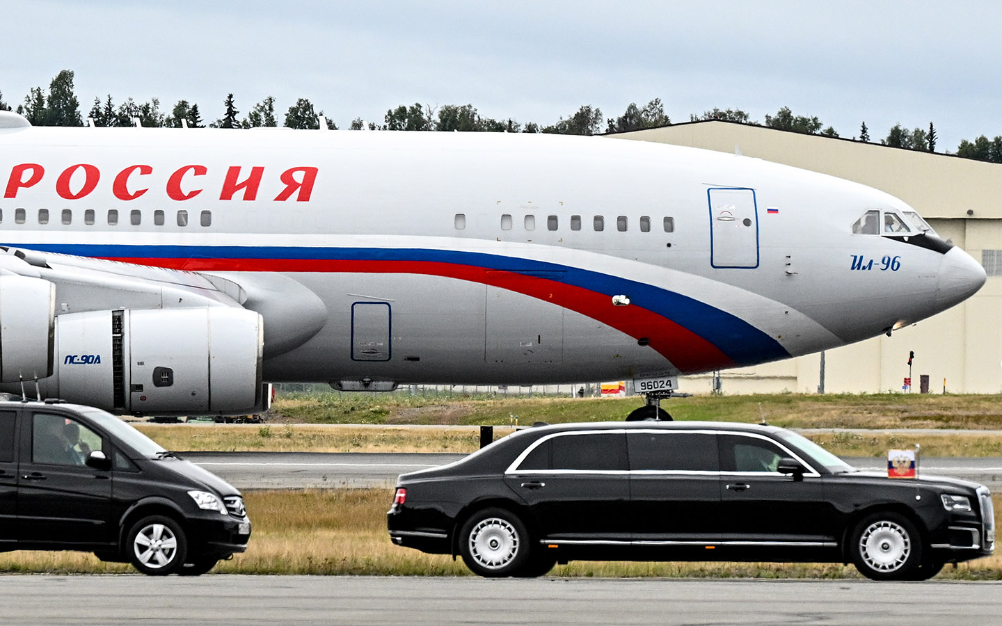 Лимузин президента РФ Владимира Путина у самолета ИЛ-96 специального летного отряда &laquo;Россия&raquo;, Аляска, Анкоридж. 15 августа 2025 года