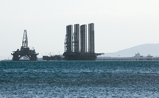 Нефтяные платформы в Каспийском море. 2012 год