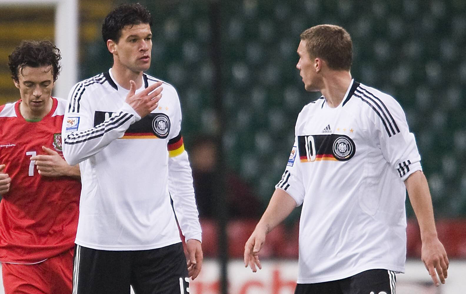 Игравшие в прежние годы за сборную Германии Михаэль Баллак (слева) и Лукас Подольски