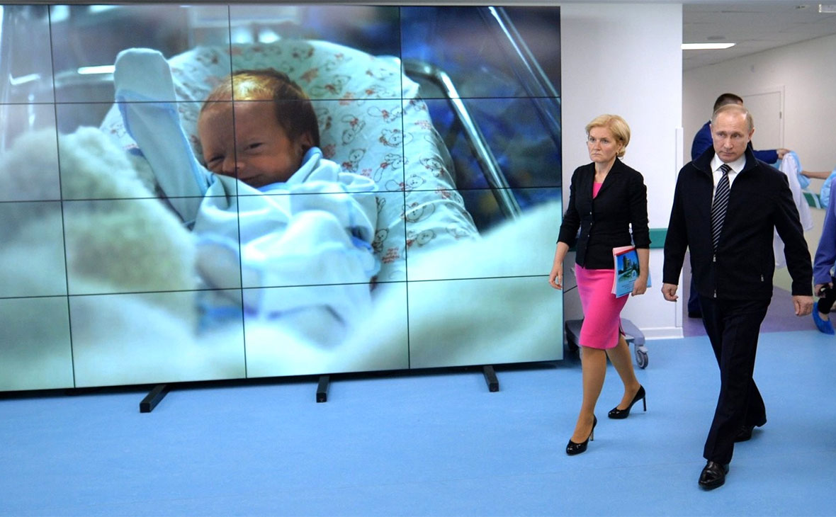 Владимир Путин&nbsp;с заместителем председателя правительства Ольгой Голодец в Федеральном&nbsp;перинатальном центре в Москве. 2016 год