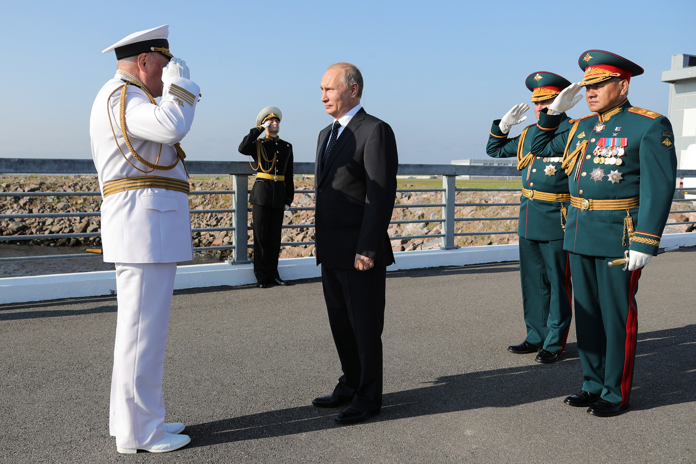 Президент России также лично посетил торжественное мероприятие и поздравил моряков с праздником. &laquo;К военным морякам у нас особое отношение&raquo;, &mdash; сказал Путин, отметив, что ​ служба на море по плечу только храбрым и стойким людям
