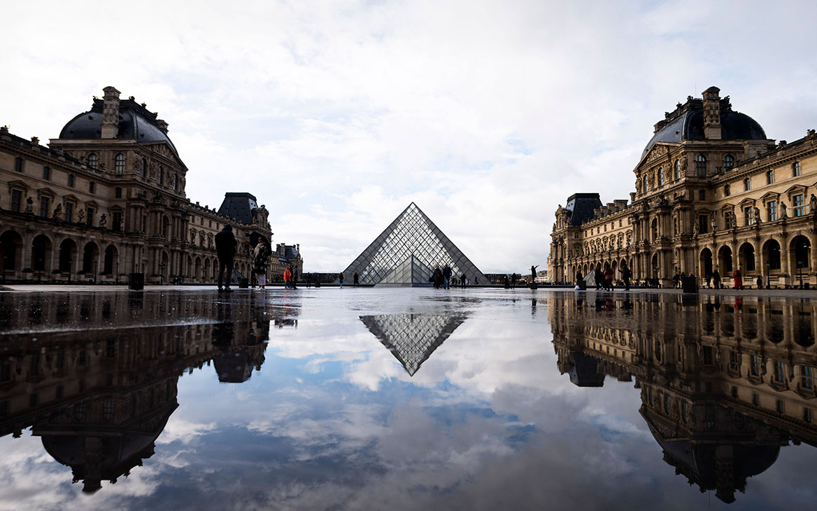 В Париже из-за угрозы коронавируса закрыли Лувр и Эйфелеву башню
