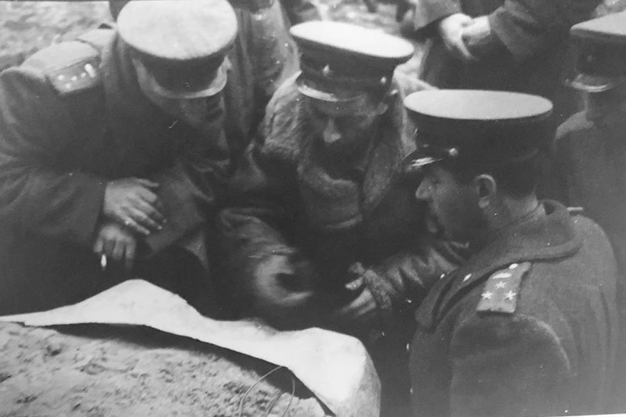 Командир 11-го гвардейского танкового корпуса гвардии полковник А.Х. Бабаджанян (в центре)