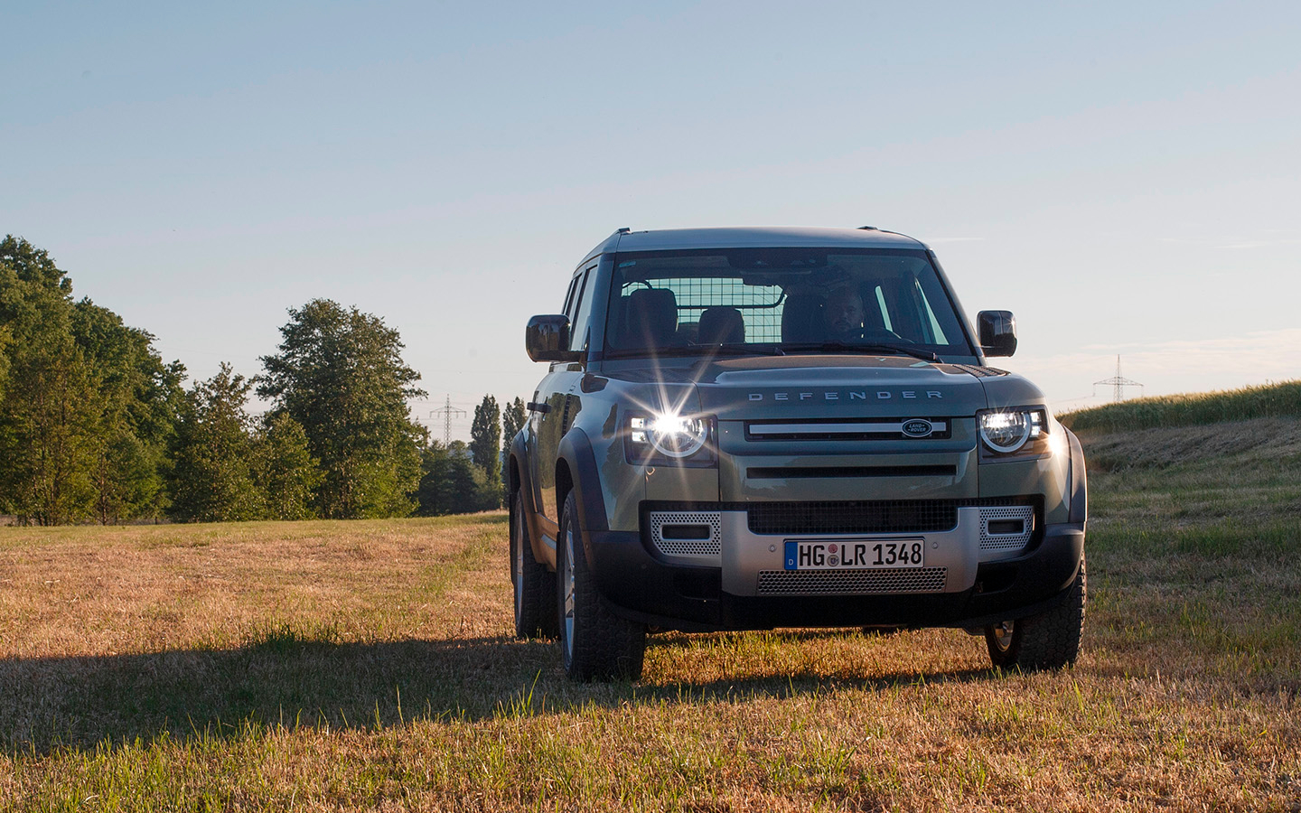 Land Rover объявил рублевые цены на новый Defender